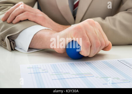 Close-up d'affaires Part Squeezing Stressball dans la main Banque D'Images