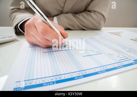 Close-up of Businessman with Pen Décisions Diagramme de Gantt Banque D'Images