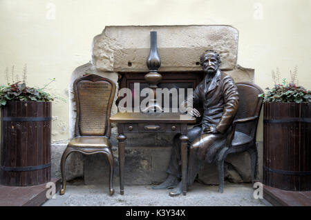 Lviv, Ukraine - 18 juin 2014 : Armenian Street, monument consacré aux inventeurs d'ouvrir les lampes à pétrole jan zeh et Ignacio lukasiewicz le 27 mai 2012 dans lv Banque D'Images