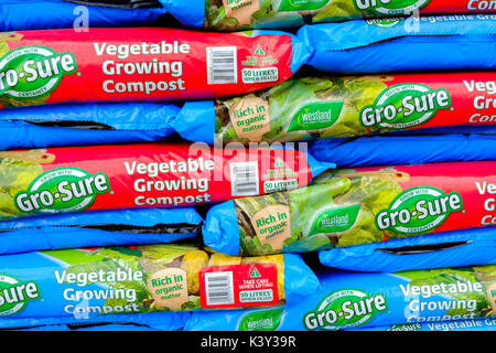 Une pile de très grand croître que de légumes Compost dans un centre de jardinage Banque D'Images