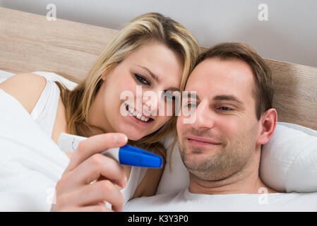 Heureux Couple Watching Test de grossesse dans la chambre Banque D'Images