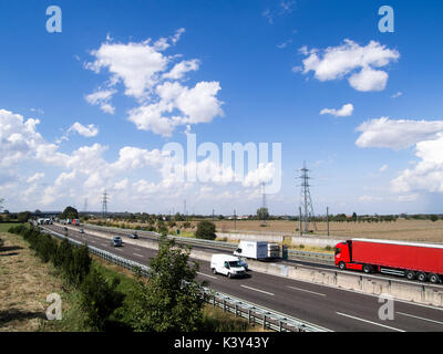 Vue sur l'autoroute A1 en Italie depuis le pont de pow-in surélevé, lumière du jour Banque D'Images