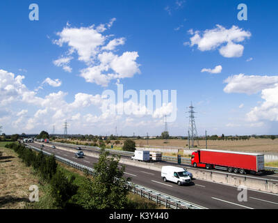 Vue sur l'autoroute A1 en Italie depuis le pont de pow-in surélevé, lumière du jour Banque D'Images