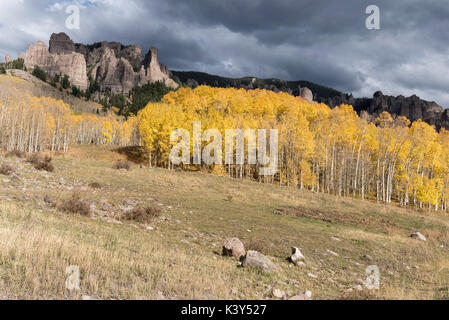 Mesa haute vallée de pinacles à Cimarron Colorado. Au début de l'automne avec l'approche de l'orage. Cimarron Valley situé à Gunnison National Forest. Banque D'Images