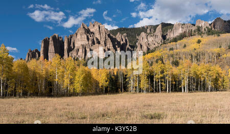 Mesa haute vallée de pinacles à Cimarron Colorado. Au début de l'automne avec l'approche de l'orage. Banque D'Images