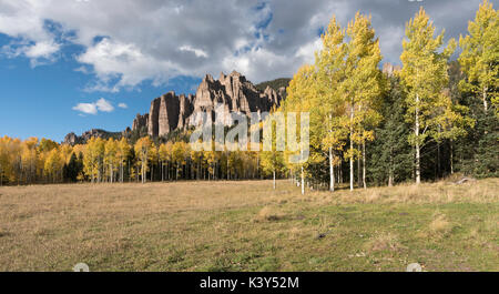 Mesa haute vallée de pinacles à Cimarron Colorado. Au début de l'automne avec l'approche de l'orage. Banque D'Images