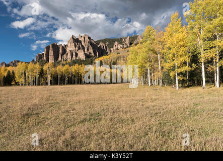 Mesa haute vallée de pinacles à Cimarron Colorado. Au début de l'automne avec l'approche de l'orage. Banque D'Images