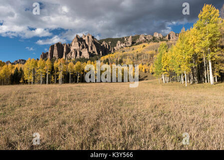 Mesa haute vallée de pinacles à Cimarron Colorado. Au début de l'automne avec l'approche de l'orage. Banque D'Images