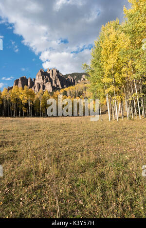 Mesa haute vallée de pinacles à Cimarron Colorado. Au début de l'automne avec l'approche de l'orage. Banque D'Images