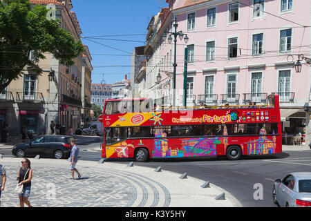 City bus de tourisme à Lisbonne, la capitale et la plus grande ville du Portugal dans l'Alfama, sur la côte atlantique de l'Europe de l'Ouest Banque D'Images