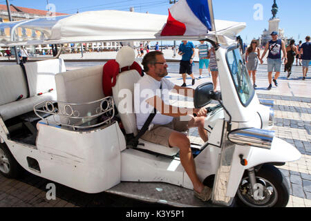 Tuk Tuks conduisant à Lisbonne, la capitale et la plus grande ville du Portugal dans l'Alfama, sur la côte atlantique de l'Europe de l'Ouest Banque D'Images