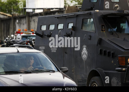 Les véhicules blindés de la police dans une opération de lutte contre le trafic de drogue dans la favela Manguinhos, Rio de Janeiro, Brésil Banque D'Images