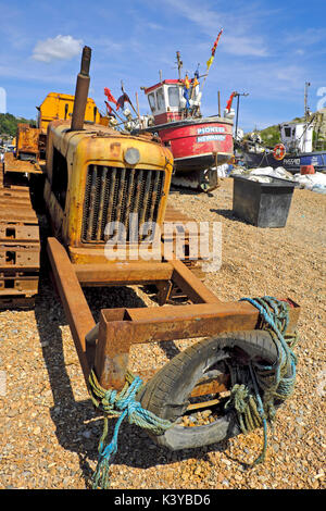 Rusty bulldozer et du bateau de pêche sur la plage de Stade Hastings, East Sussex, UK, FR Banque D'Images