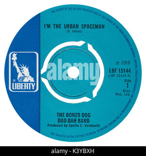 45 TR/MIN 7' UK record label de I'm the Urban Spaceman par le BONZO DOG Doo-Dah Band sur le label Liberty à partir de 1968. Écrit par Neil Innes et produit par Paul McCartney sous le pseudonyme Apollo C. Vermouth. Banque D'Images