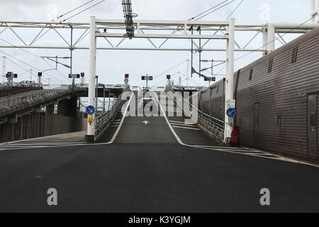 La conduite sur le train d'Eurotunnel, Folkestone, Kent, England, UK Banque D'Images