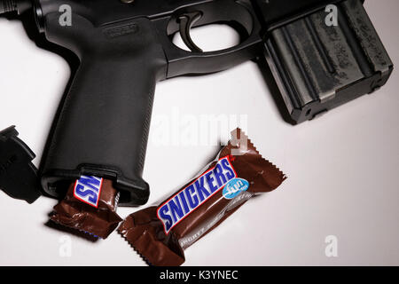 Snickers dans AR Poignée pistolet Banque D'Images