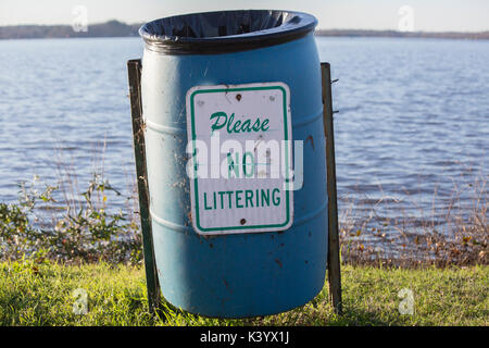 Aucun signe de détritus sur une poubelle vide sur un lac Banque D'Images