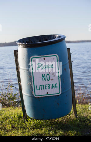 Aucun signe de détritus sur une poubelle vide sur un lac Banque D'Images