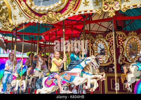 Enfants et adultes École carrousel en parc d'Evergreen State Fair Monroe Washington Banque D'Images