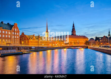 La ville de Copenhague Christiansborg Palace avec la nuit à Copenhague, Danemark. Banque D'Images