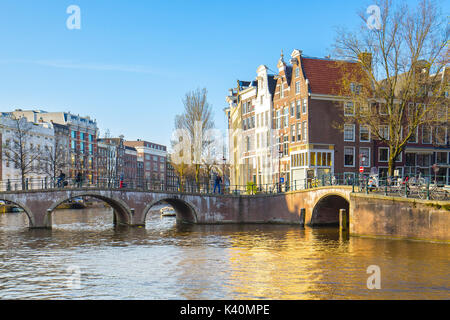 Amsterdam City avec de vieux bâtiments en néerlandais aux Pays-Bas. Banque D'Images