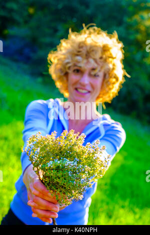 Jeune femme avec un bouquet de fines herbes. Iguzquiza, Navarre, Espagne, Europe. Banque D'Images