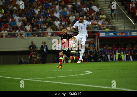 Athènes, Grèce. 06Th Sep 2017. Zeca (no 8) de la Grèce des eddv pour le bal avec Yannick Carrasco (no 21) de la Belgique. Credit : Dimitrios Karvountzis/Pacific Press/Alamy Live News Banque D'Images