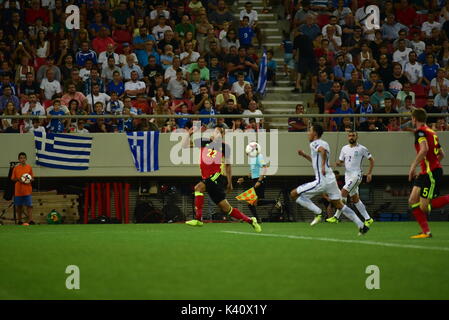 Athènes, Grèce. 06Th Sep 2017. Zeca (no 8) de la Grèce des eddv pour la balle avec NacerChadli (n° 22) de la Belgique. Credit : Dimitrios Karvountzis/Pacific Press/Alamy Live News Banque D'Images