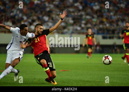 Athènes, Grèce. 06Th Sep 2017. Zeca (no 8) de la Grèce des eddv pour le bal avec Yannick Carrasco (no 21) de la Belgique. Credit : Dimitrios Karvountzis/Pacific Press/Alamy Live News Banque D'Images