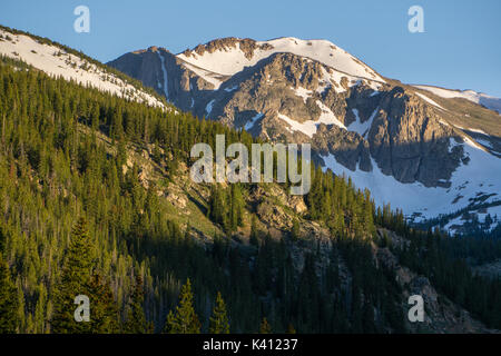 Les ombres viennent sur la vallée près du lac perdu. Nederland, Colorado. Banque D'Images