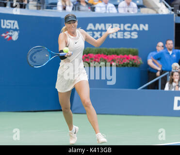 Maria Sharapova de retour de la Russie au cours de balle match contre Anastasija Sevastova de Lettonie à US Open Championships à Billie Jean King National Tennis Center (photo de Lev Radin/Pacific Press) Banque D'Images