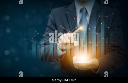 Businessman présent cultiver le graphique sur la main, entreprise avec succès Banque D'Images