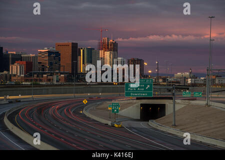 Lever du soleil dans le centre-ville de Denver, Colorado Banque D'Images