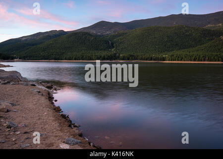 Lever du soleil au lac Wellington, près de Bailey, Colorado. Banque D'Images