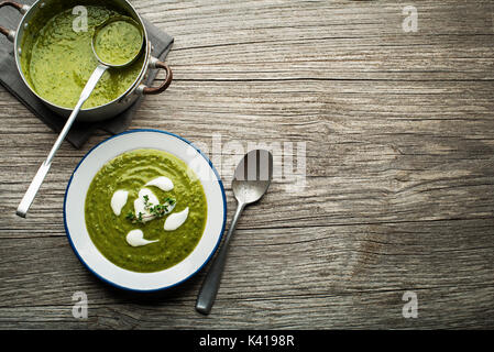 Frais sain soupe verte sur fond de bois des tiges aériennes. Banque D'Images