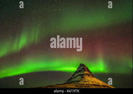 Kirkjufell et Aurora en Islande Banque D'Images