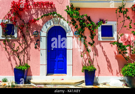 Vieilles rues colorées de la Grèce Assos,village,l'île de Céphalonie. Banque D'Images