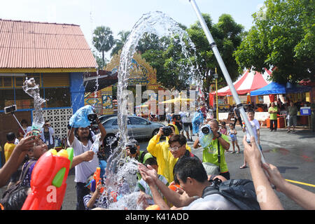 L'eau de Songkran festival à Penang, Malaisie 2017 temple bouddhiste Banque D'Images