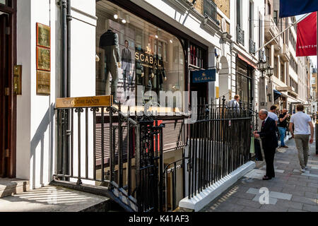 Un homme âgé du Shopping à Savile Row, London, UK Banque D'Images