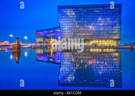 Reykjavik Harpa concert hall et centre de conférences de nuit Banque D'Images