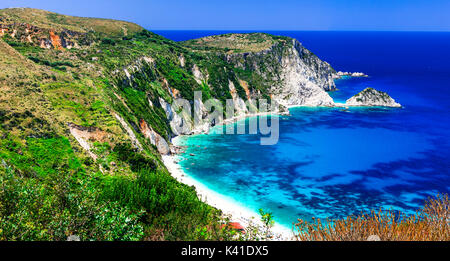 Superbes plages de îles grecques - plage de Petani dans Kefalonia . Îles Ioniennes Banque D'Images