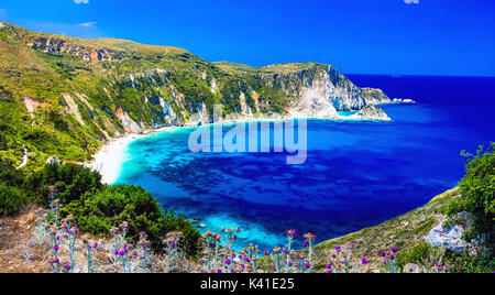 Superbes plages de îles grecques - plage de Petani dans Kefalonia . Îles Ioniennes Banque D'Images