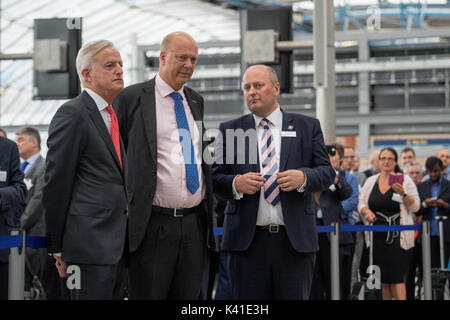 (De gauche à droite) FirstGroup directeur Tim O'Toole, Secrétaire aux transports de l'Arctique et de Chris South Western Railway directeur général Andy Mellors à la gare de Waterloo dans le centre de Londres après South Western Railway's première classe en livrée 444 train est arrivé dans l'ancien terminal international. Banque D'Images