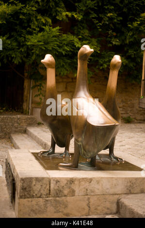 Sculpture en bronze de trois oies en place aux Oies, Sarlat la Caneda, Dordogne, France Banque D'Images