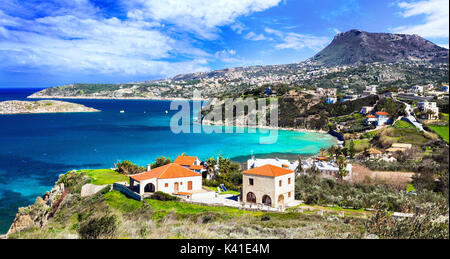 Belle île de Crète. Vue sur la baie d''Almyrida avec mer turquoise. Jours fériés grecs Banque D'Images