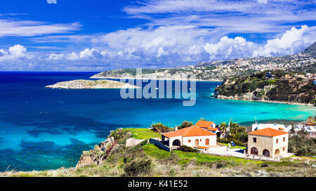 Belle île de Crète. Vue sur la baie d''Almyrida avec mer turquoise. Jours fériés grecs Banque D'Images