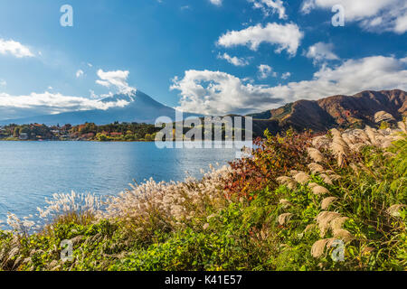 Mt. Fuji et le lac Kawaguchi en automne, au Japon Banque D'Images