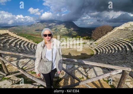Photo prise touristiques en face de théâtre grec de Ségeste, en Sicile, Italie Banque D'Images