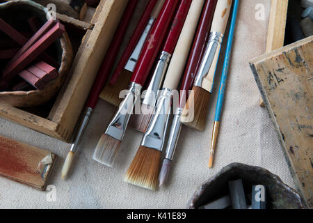 Pinceaux d'artistes et d'autres fournitures sur toile Banque D'Images