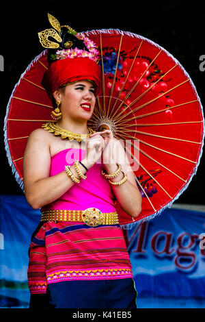 Un danseur traditionnel thaï joue sur la scène du Brighton Festival thaïlandais, Brighton, Sussex, UK Banque D'Images